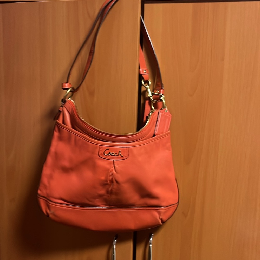 Coach orange bag, adjustable strap. Open front pocket. Beautiful quality COACH!😊